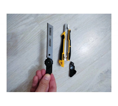 Нож с сегментированным лезвием DEWALT 18мм DWHT10332-0