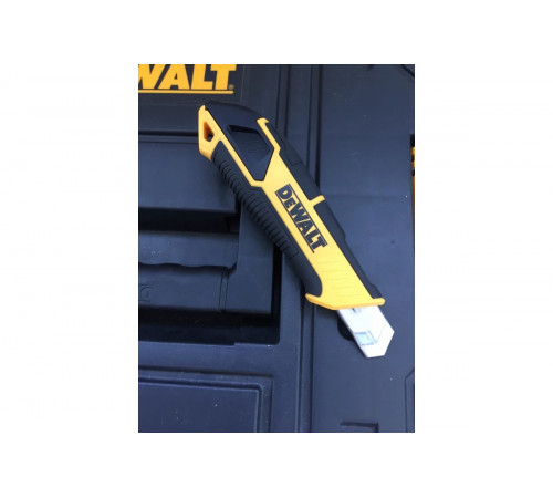 Нож с сегментированным лезвием DEWALT 18мм DWHT10332-0