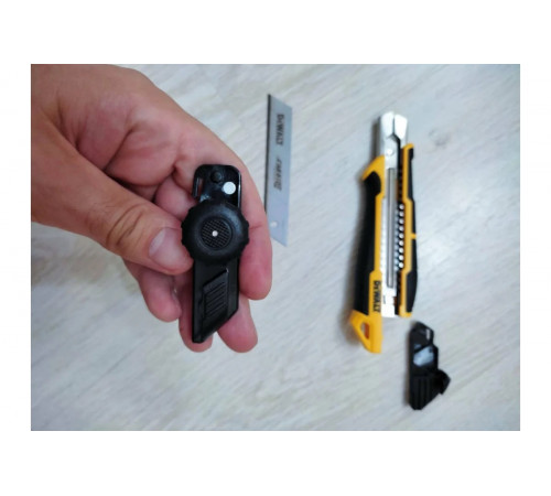 Нож с сегментированным лезвием DEWALT 18мм DWHT10332-0