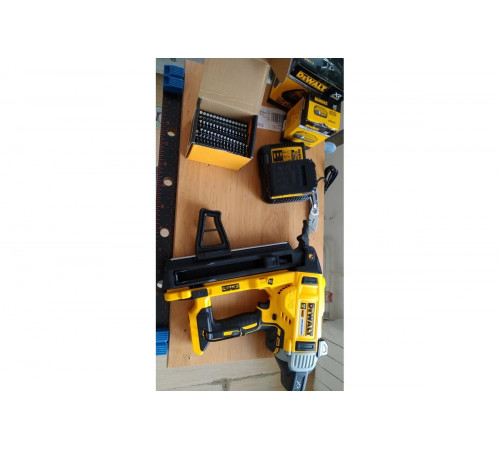 Монтажный пистолет DEWALT 18В XR DCN890N