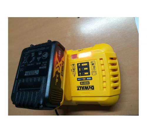 Универсальное зарядное устройство (18-54 В) DEWALT DCB118