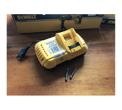 Универсальное зарядное устройство (18-54 В) DEWALT DCB118