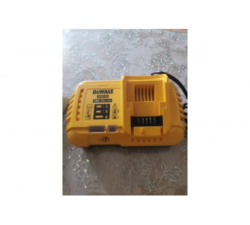 Универсальное зарядное устройство (18-54 В) DEWALT DCB118