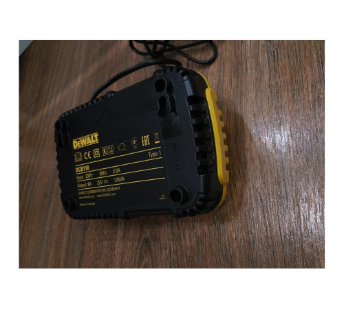 Универсальное зарядное устройство (18-54 В) DEWALT DCB118