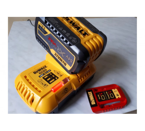 Универсальное зарядное устройство (18-54 В) DEWALT DCB118