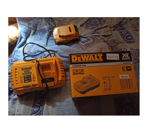 Универсальное зарядное устройство (18-54 В) DEWALT DCB118