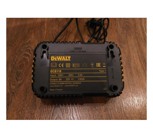 Универсальное зарядное устройство (18-54 В) DEWALT DCB118