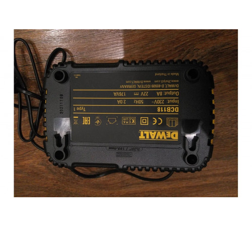 Универсальное зарядное устройство (18-54 В) DEWALT DCB118