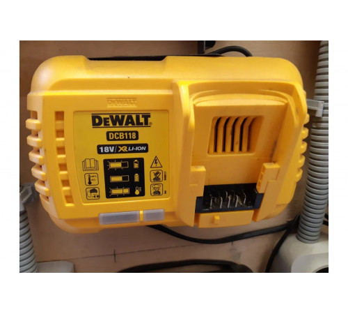 Универсальное зарядное устройство (18-54 В) DEWALT DCB118