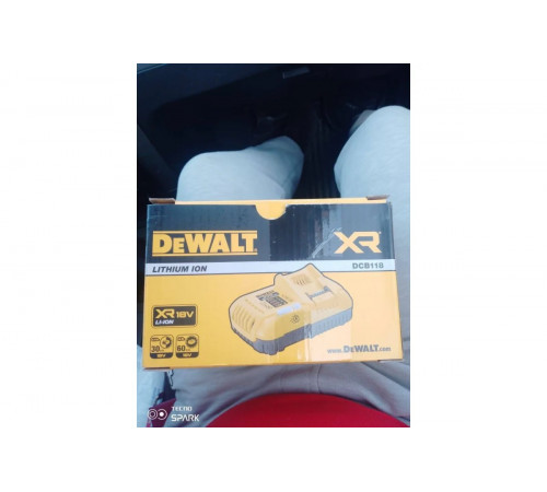 Универсальное зарядное устройство (18-54 В) DEWALT DCB118