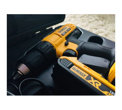 Дрель-шуруповерт DEWALT 2.0 Ач DCD771D2