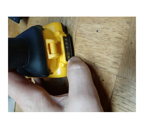 Дрель-шуруповерт DEWALT 2.0 Ач DCD771D2