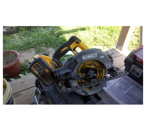 Бесщеточная дисковая ручная пила DEWALT DCS576N