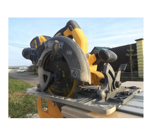 Бесщеточная дисковая ручная пила DEWALT DCS576N