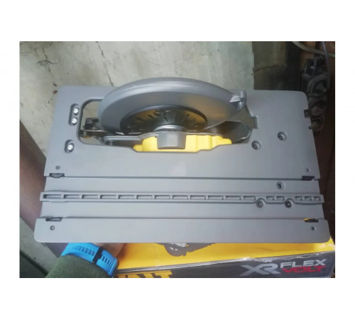 Бесщеточная дисковая ручная пила DEWALT DCS576N