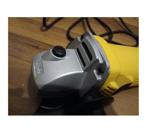 Угловая шлифмашина DEWALT DWE4015