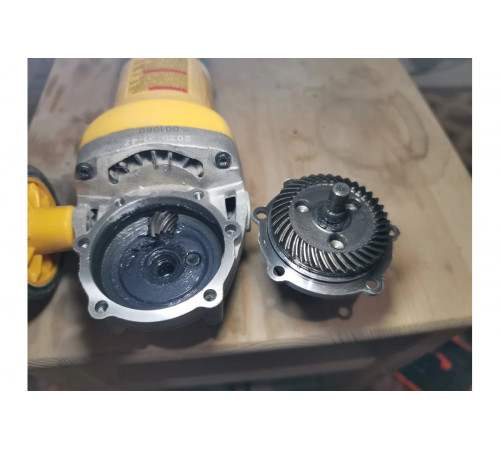 Бесщёточная угловая шлифмашина DEWALT DWE4357-QS