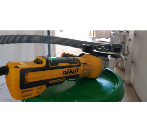 Бесщёточная угловая шлифмашина DEWALT DWE4357-QS