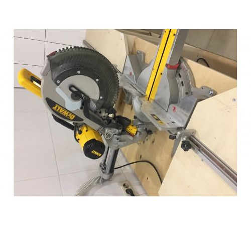 Торцовочная пила DEWALT DWS 780