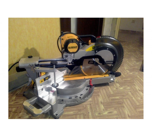 Торцовочная пила DEWALT DWS 780