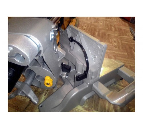 Торцовочная пила DEWALT DWS 780