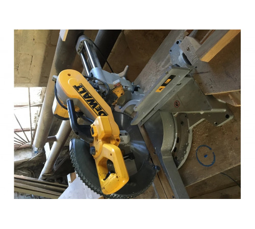 Торцовочная пила DEWALT DWS 780
