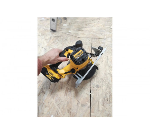 Дисковая пила DEWALT 18В XR DCS391N