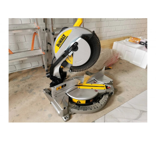 Торцовочная пила DEWALT DWS715-KS