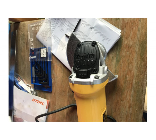 Угловая шлифмашина DEWALT DWE 4151