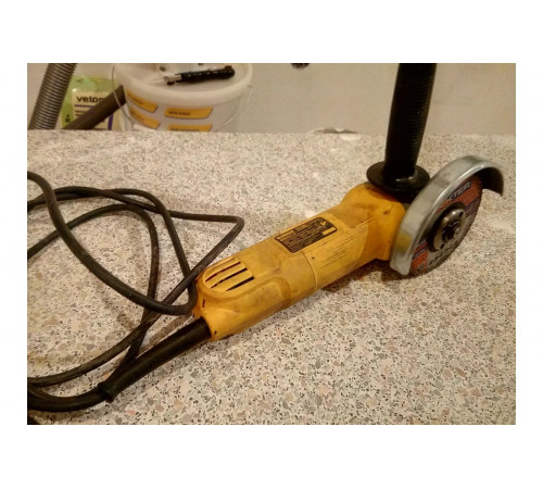 Угловая шлифмашина DEWALT DWE 4151