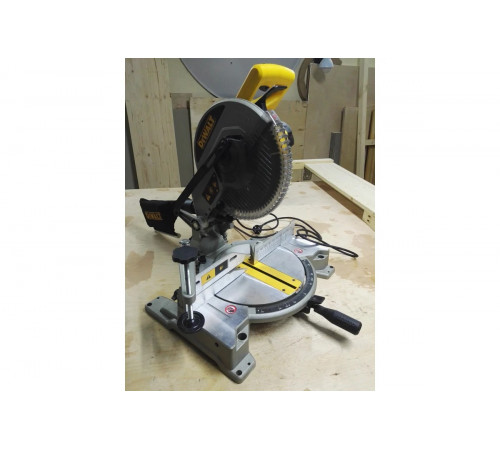 Торцовочная пила DEWALT DW714