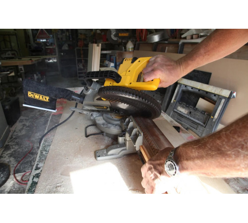 Торцовочная пила DEWALT DW714