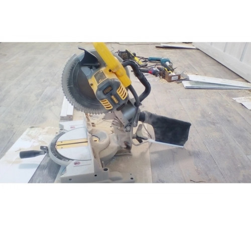 Торцовочная пила DEWALT DW714