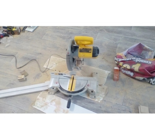 Торцовочная пила DEWALT DW714