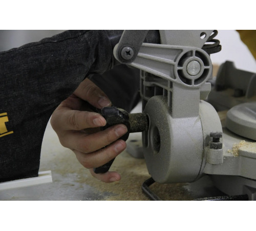 Торцовочная пила DEWALT DW714