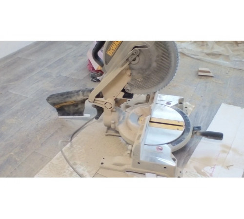 Торцовочная пила DEWALT DW714