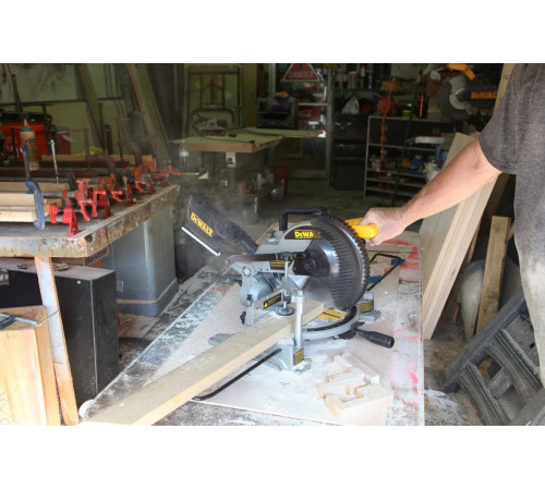 Торцовочная пила DEWALT DW714