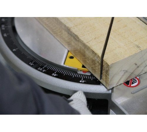 Торцовочная пила DEWALT DW714