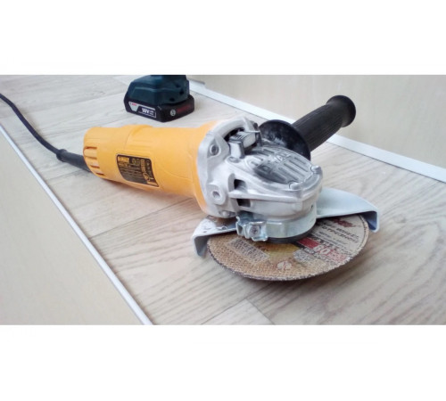 Угловая шлифмашина DEWALT DWE8110S