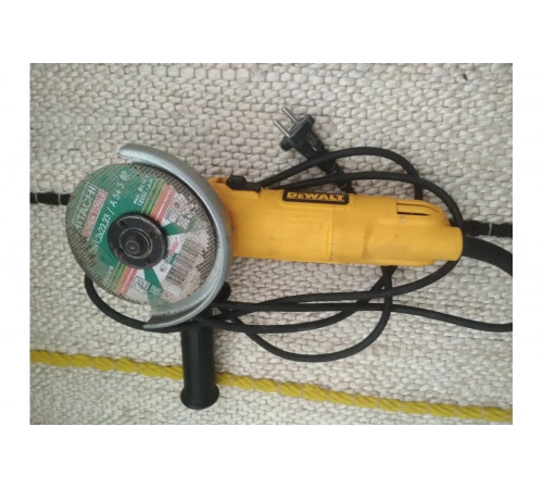 Угловая шлифмашина DEWALT DWE8110S