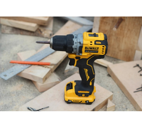 Компактная дрель-шуруповерт DEWALT 12 В XR DCD701D2-QW