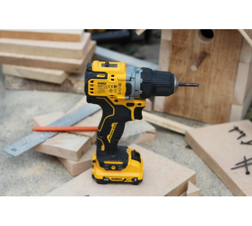 Компактная дрель-шуруповерт DEWALT 12 В XR DCD701D2-QW